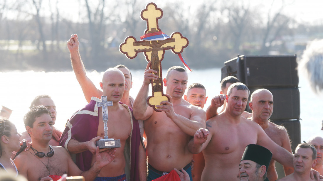 Vera, hrabrost i tradicija na plivanju za Časni krst na Bogojavljenje: Euronews u Čačku, Beogradu i Crnoj Gori