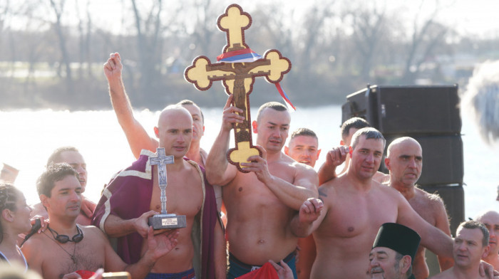 Vera, hrabrost i tradicija na plivanju za Časni krst na Bogojavljenje: Euronews u Čačku, Beogradu i Crnoj Gori