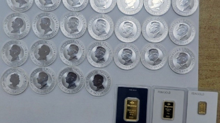 Carinici sprečili krijumčarenje srebrnjaka i najfinijeg zlata: Pokušao kolima da ih "izveze" iz Srbije