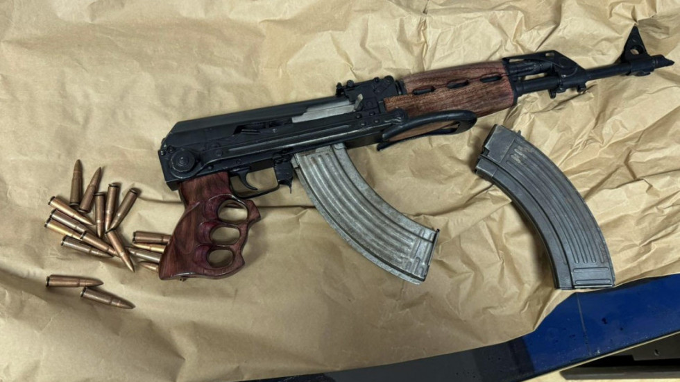 Oružje skriveno u automobilu: Policija na prelazu Batrovic pronašla automatsku pušku i dva okvira (VIDEO, FOTO)