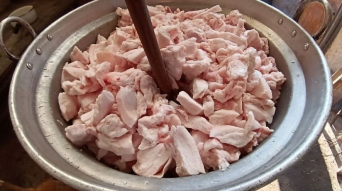 Čvarci na meniju i stolu