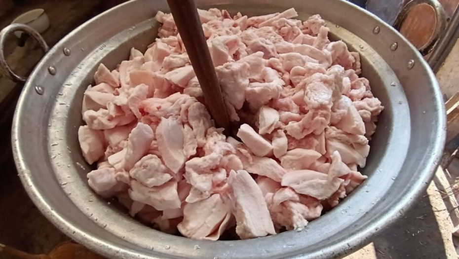 Čvarci na meniju i stolu