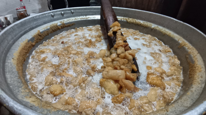 Čvarci kao delikates: Od nus proizvoda do jela na ceni - koštaju oko 2.500 dinara po kilogramu