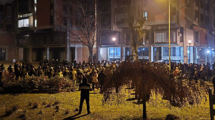 Policija potisnula studente u blokadi iz zgrade Filozofskog fakulteta u Novom Sadu