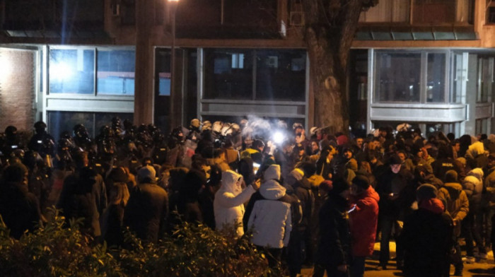 Policija potisnula studente u blokadi iz zgrade Filozofskog fakulteta u Novom Sadu
