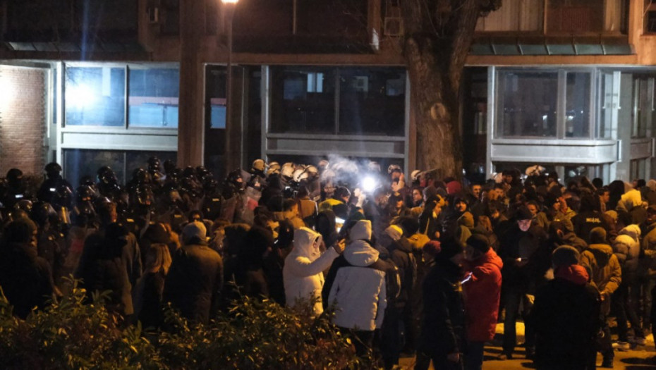 Policija potisnula studente u blokadi iz zgrade Filozofskog fakulteta u Novom Sadu