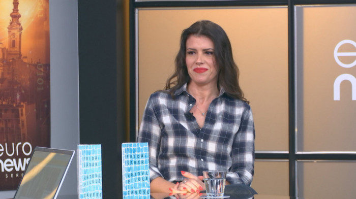 Promocija romana Vrtovi, pilule i zavese: Autorka za Euronews Srbija o beskompromisnoj i zanimljivoj lirskoj priči