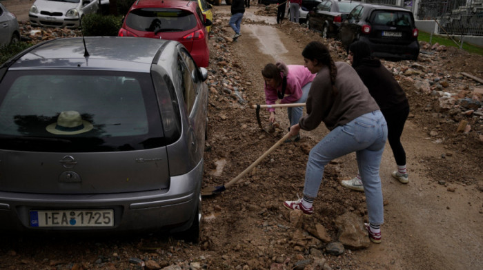 Nevreme odnelo dva života u Grčkoj: Zbog snažne bujice žena se zaglavila ispod automobila