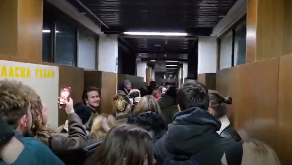 Novi protest dela studenata u Novom Sadu: Traže podršku kolega zbog otkaza profesorki Jeleni Kleut