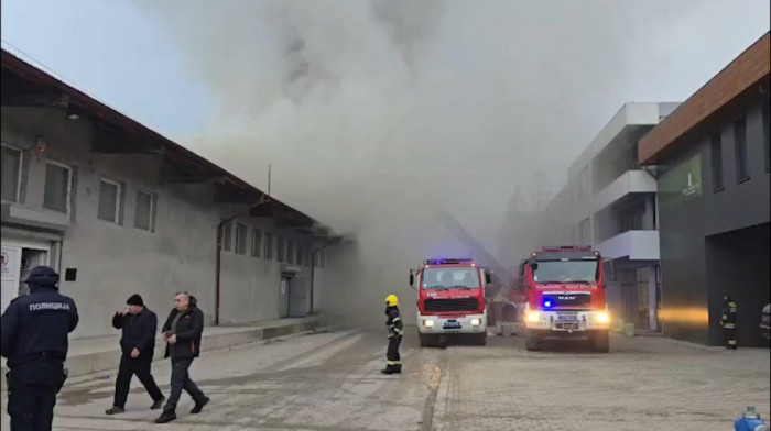 Veliki požar izbio u industrijskoj zoni u Novom Pazaru