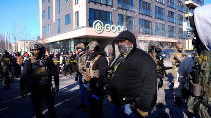 Haos na ulicama Mineapolisa: Demonstranti kontejnerima blokiraju ulice, policija ispalila suzavac