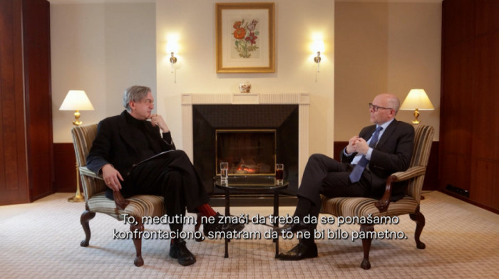 Poslanik Bundestaga Peter Bajer u Čadež Talku o svetskim krizama, Davosu, Srbiji i Zapadnom Balkanu (VIDEO)