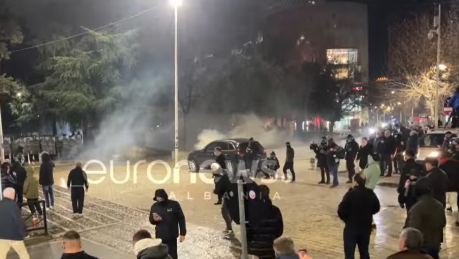 Neredi ispred zgrade vlade u Tirani: Policija upotrebila vodene topove i suzavac da rastera demonstrante