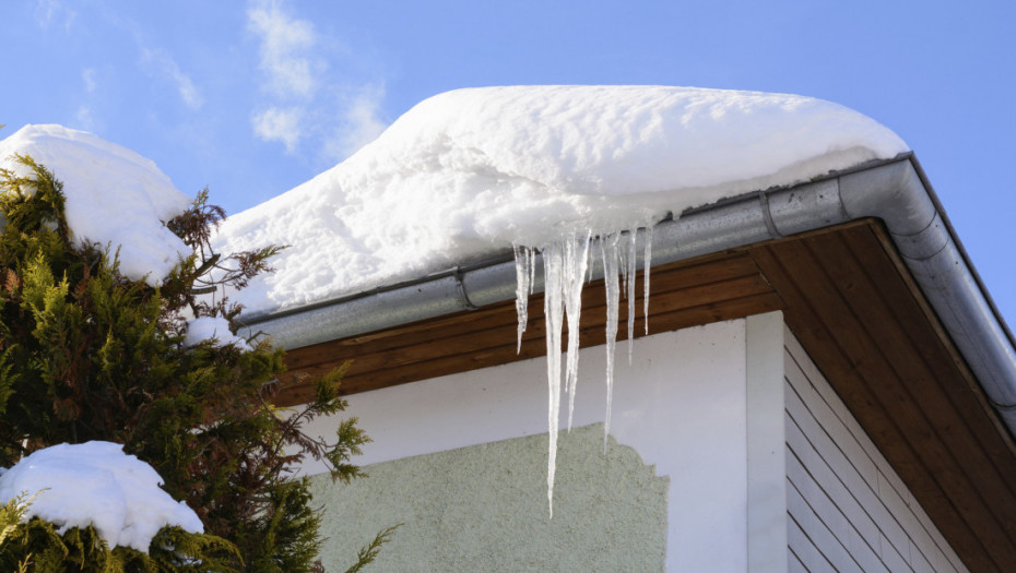Tinejdžer na Kamčatki završio u bolnici nakon što je na njega pao led sa krova