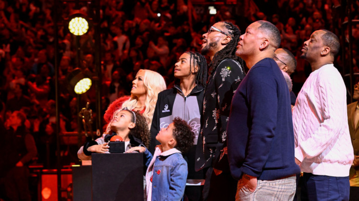 Čikago Bulsi povukli dres legendarnog Derika Rouza (VIDEO)