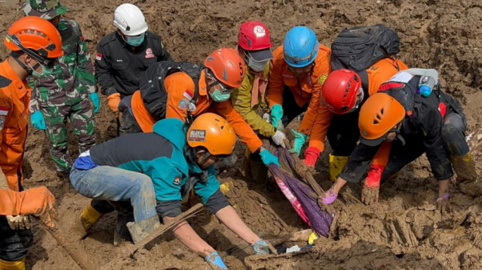 Tragedija na Javi: Najmanje 11 mrtvih, 79 nestalih u klizištu, nastavlja se potraga za nestalima