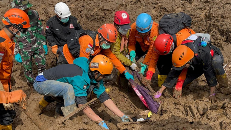 Tragedija na Javi: Najmanje 11 mrtvih, 79 nestalih u klizištu, nastavlja se potraga za nestalima