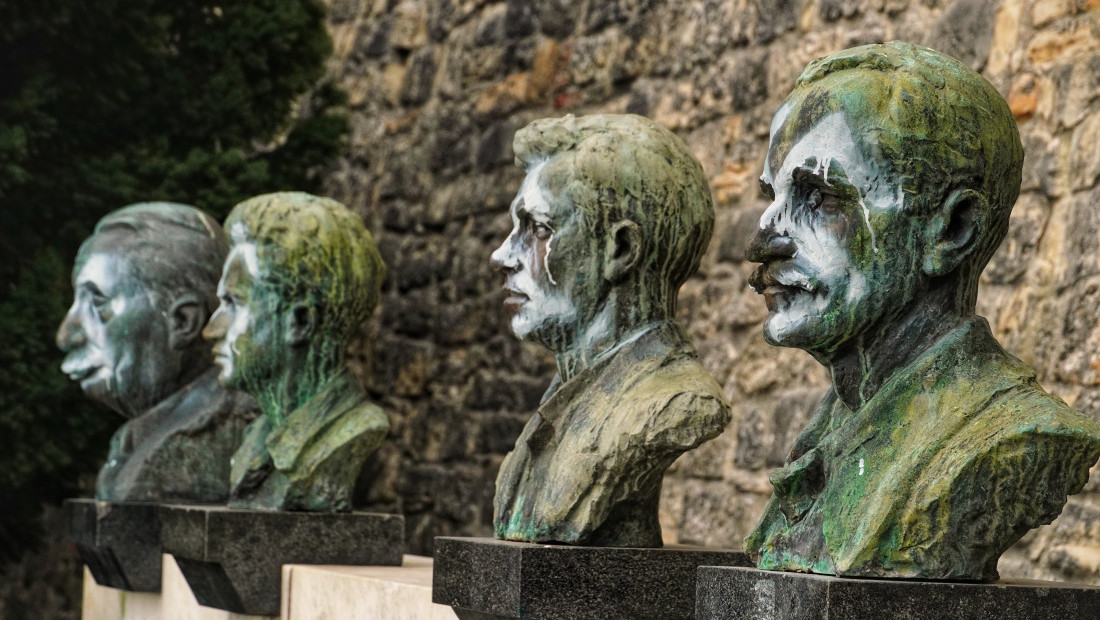 Spomenici narodnih heroja na Kalemegdanu oskrnavljeni nacističkim simbolima