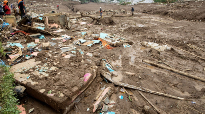 Broj poginulih u klizištu u Indoneziji povećao se na 25, timovi za spasavanje i dalje na terenu