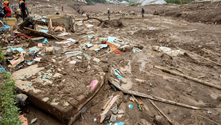 Broj poginulih u klizištu u Indoneziji povećao se na 25, timovi za spasavanje i dalje na terenu