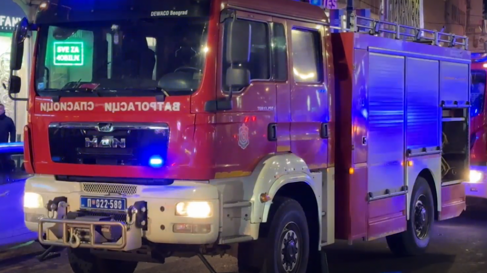 Požar zahvatio šest parkiranih automobila u Zemunu, dva u potpunosti izgorela