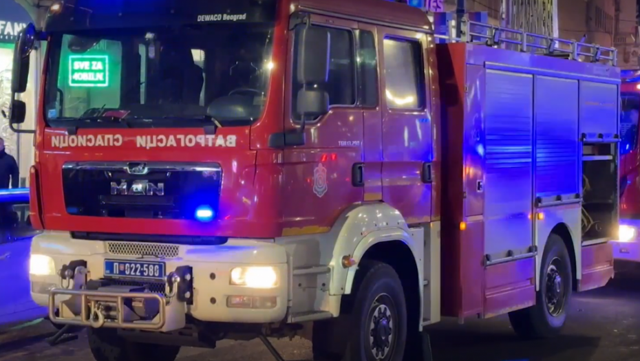 Požar zahvatio šest parkiranih automobila u Zemunu, dva u potpunosti izgorela