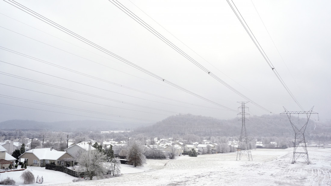 Ameriku "paralisala" zimska oluja: Poginulo najmanje sedmoro, 860.000 domova bez struje, temperatura minus 35