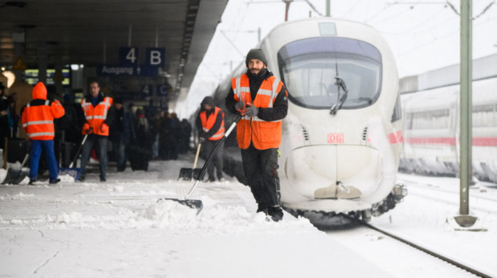 Nemačku "paralizovali" sneg i poledica: Obustavljen javni prevoz, stotine saobraćajki, otkazana nastava u školama