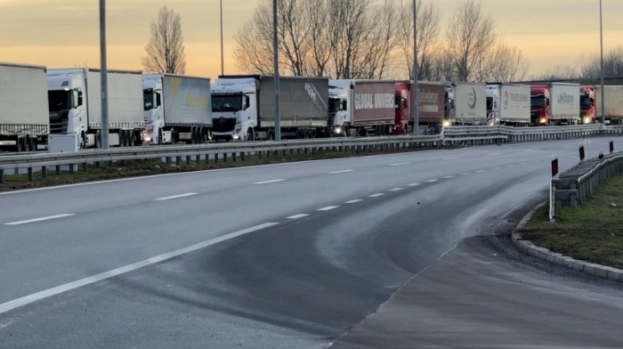 Teretnjaci čekaju tri sata na izlazu iz Srbije na prelazu Batrovci