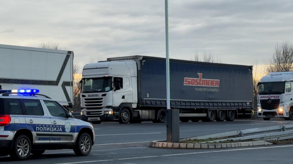 Kolona kamiona na Batrovcima dugačka kilometar i po: 21 granični prelaz biće blokiran do odgovara EU