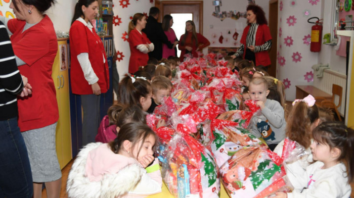 Mališanima u Prilužju povodom Savindana uručeni paketići koje im je poslao predsednik Vučić