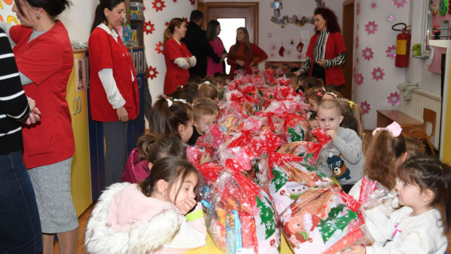 Mališanima u Prilužju povodom Savindana uručeni paketići koje im je poslao predsednik Vučić