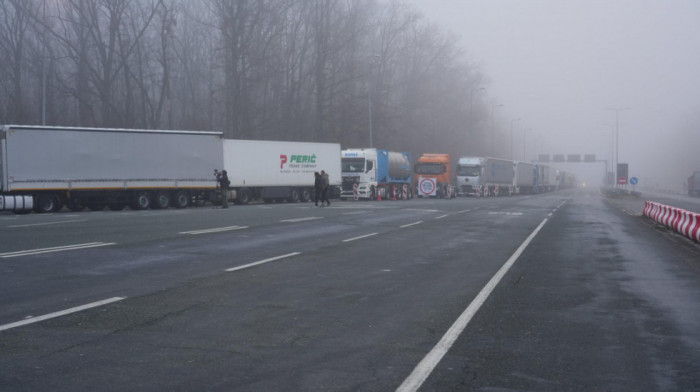 Granice u blokadi, radovi na putevima, oprez kod tunela: Evo gde vozače danas čekaju zastoji