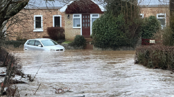 Jaka oluja Čandra "razara" Ujedinjeno Kraljevstvo: Zatvoreno stotine škola, glavni putevi blokirani, vetrovi do 120 km/h