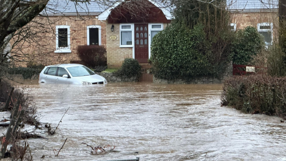 Jaka oluja Čandra "razara" Ujedinjeno Kraljevstvo: Zatvoreno stotine škola, glavni putevi blokirani, vetrovi do 120 km/h