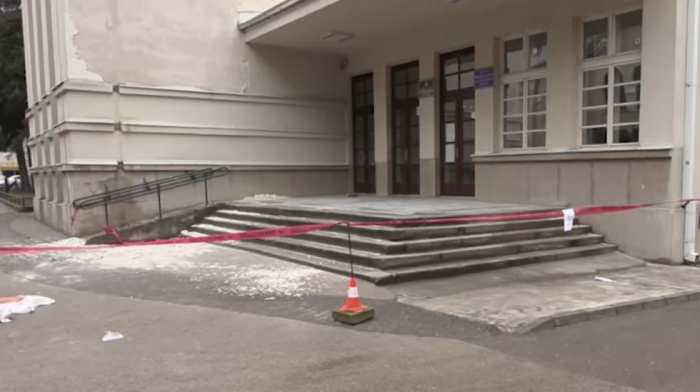 Otpao deo fasade sa Gimnazije u Prokuplju: Učenici na onlajn nastavi, reagovali izvođač radova i tužilaštvo