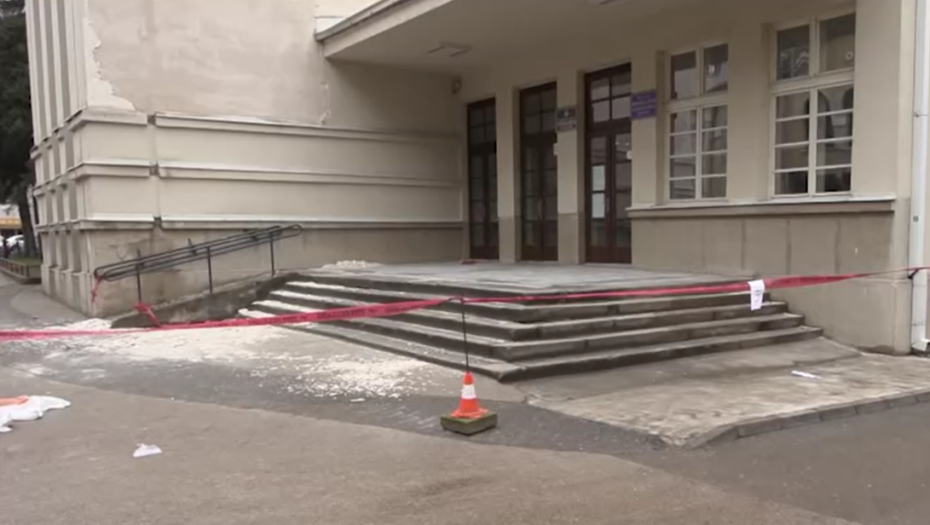 Otpao deo fasade sa Gimnazije u Prokuplju: Učenici na onlajn nastavi, reagovali izvođač radova i tužilaštvo