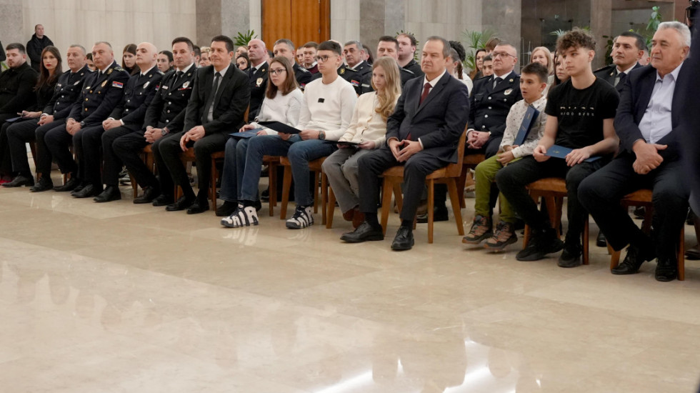 Dačić deci poginulih i ranjenih policijskih službenika: MUP će biti tu da vam pomogne