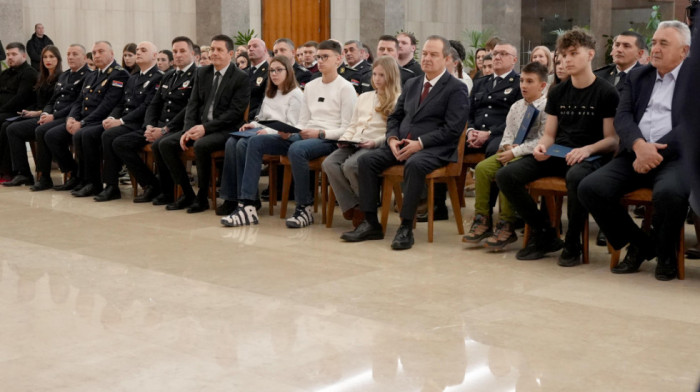 Dačić deci poginulih i ranjenih policijskih službenika: MUP će biti tu da vam pomogne