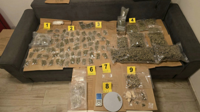 U Beogradu uhapšen muškarac kod koga je pronađena veća količina droge, u stanu pronađen i novac