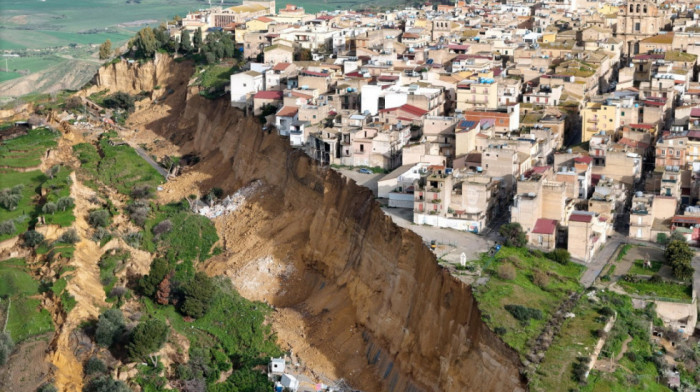 Ogromno klizište na Siciliji: Grad "polomljen", evakusiano 1.500 ljudi, strahuje se od rušenja kuća (VIDEO)