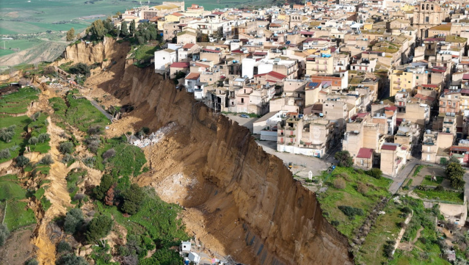 Ogromno klizište na Siciliji: Grad "polomljen", evakusiano 1.500 ljudi, strahuje se od rušenja kuća (VIDEO)