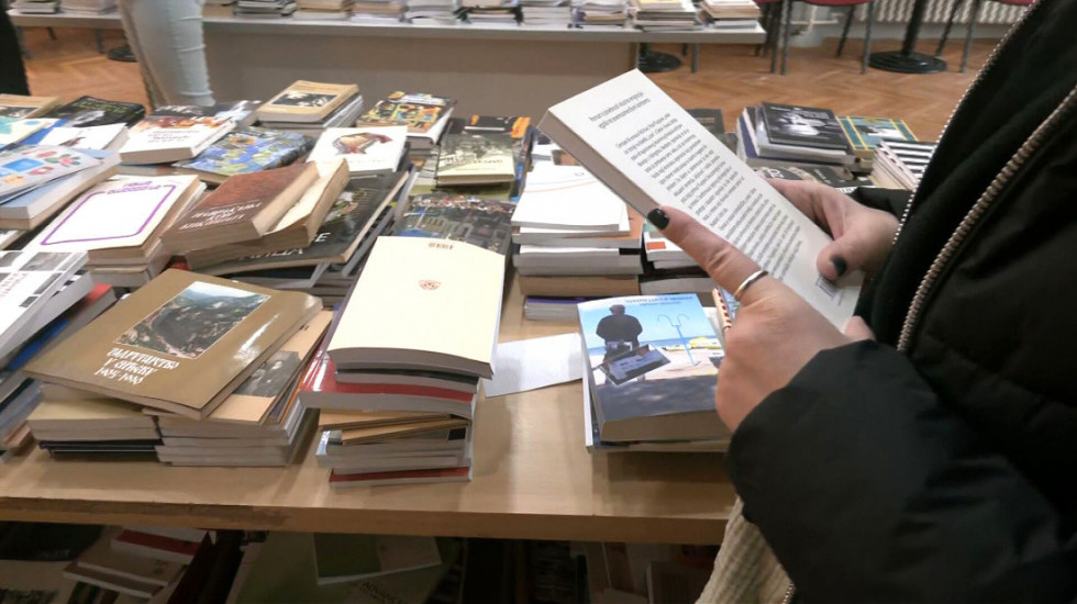 Svetosavski antikvarijat danas u Nišu: Ljubitelji knjiga svih generacija na jednom mestu, a ulaznica je štivo