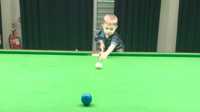 Roni O'Saliven iz kolevke: Dvogodišnjak postavio dvostruki Ginisov rekord u snukeru (VIDEO)