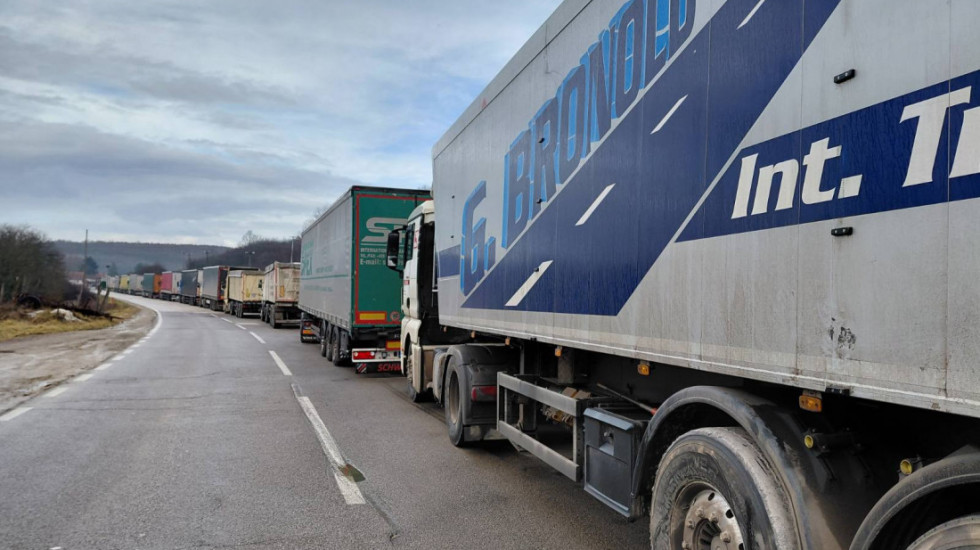 Euronews Srbija na prelazu Merdare: Ne prolazi nijedan kamion, kolona duga nekoliko kilometara