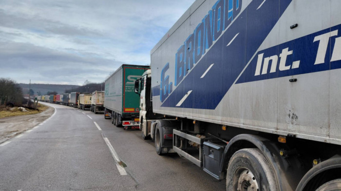 Euronews Srbija na prelazu Merdare: Ne prolazi nijedan kamion, kolona duga nekoliko kilometara