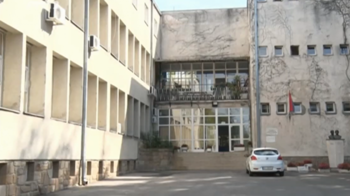 Problemi u osnovnoj školi Braće Jerković: Deca na onlajn nastavi zbog prokišnjavanja krova