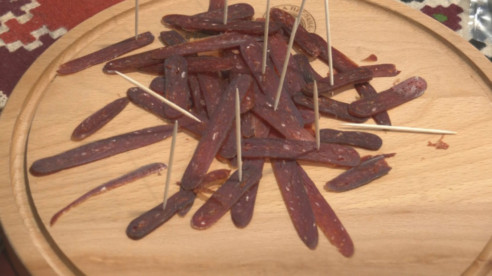 Pirot miriše na tradiciju: Danas otvoren Sajam pirotske peglane kobasice