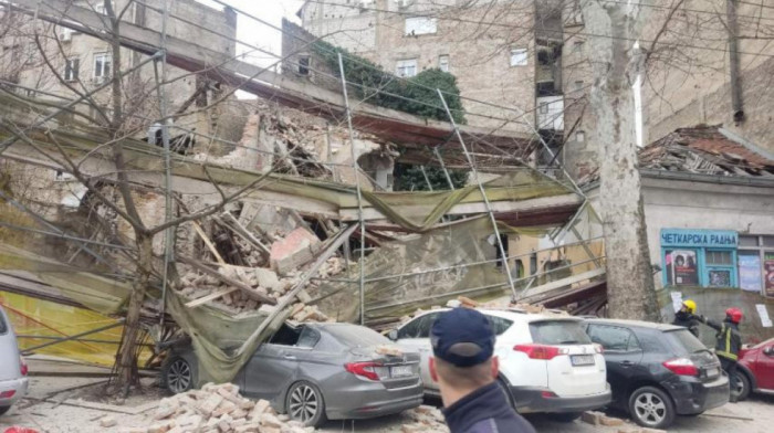 Urušio se napušteni objekat u centru Beograda, oštećena četiri automobila (FOTO)