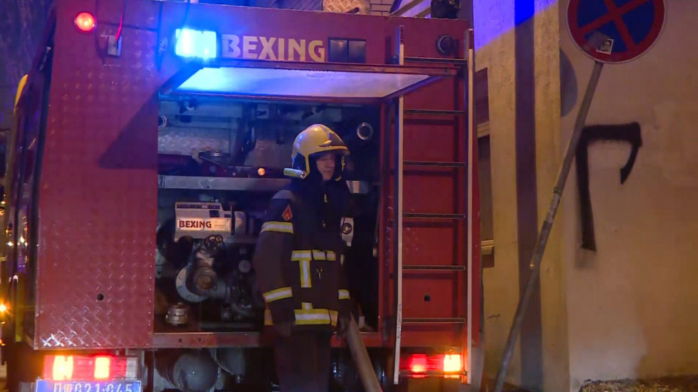 Gori napuštena zgrada na Paliluli: Na licu mesta devet vatrogasaca sa dva vozila